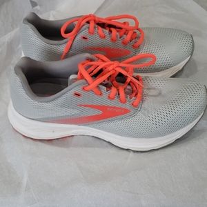 FINAL DAYS Brooks Sz 8 DNA Range sneakers